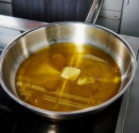 Als Fett eignen sich Butterschmalz (Foto) und Öl mit etwas Butter.