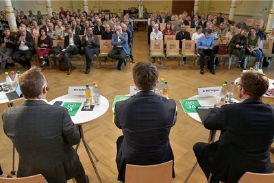 Circa 150 Leser waren am Dienstag der Einladung in Hainichens "Goldenen Löwen" gefolgt und lernten die Bewerber um den Posten des Landrates persönlich kennen. Moderiert wurde das "Freie-Presse"-Forum von den Redakteuren Grit Baldauf und Alexander Christoph.