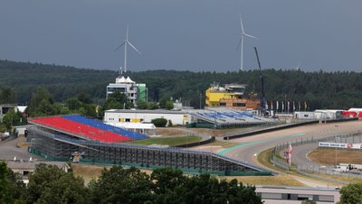 Einen besseren Blick auf den Sachsenring gibt es wohl in der ganzen Umgebung nicht. Das hat sich herumgesprochen. Tausende Besucher werden die Nächte zwischen den Rennen auf dem Ankerberg verbringen.