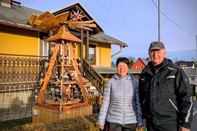 Vor dem Haus von Bärbel und Steffen Weber steht die größte Pyramide entlang des Weißbacher Wegs.