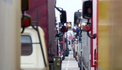 Immer alles im Blick: Doch müssen Lkw-Fahrer auch im Stau beim Anfahren in alle Spiegel schauen? Diese Frage war vor Gericht zentral.