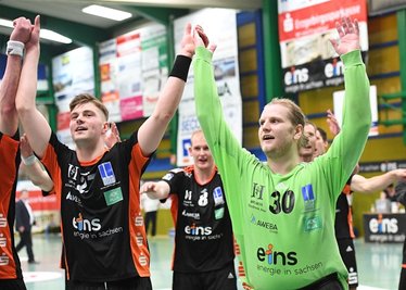 Freude über den Sieg im Auer Lager - Sebastian Duschek(vorn li.) und Sveinbjörn Petursson (vorn re.) verlassen den EHV Aue