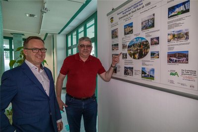 Heiko Ritter (rechts) hat seinen Vater Burkhard Ritter vertreten, der aktiv im Geschichtsverein von Aue ist und maßgeblich beteiligt war an den Tafeln, die im Foyer der Stadtwerke Aue-Bad Schlema ausgestellt waren. René Rücker ist deren Geschäftsführer.