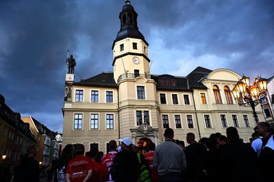 Das Bild passt zur Lage am Eishockey-Standort: Dunkle Wolken über dem Markt in Crimmitschau.