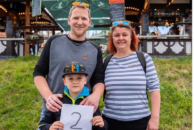Melanie Heß aus Oberwiesenthal besuchte die Kät mit ihrem Mann Michael und Sohn Finn. Sie vergibt eine „gute 2“, kritisiert aber die hohen Kosten für Familien und wünscht sich mehr Abwechslung.