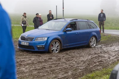 Blieb ein Auto im Schlamm stecken, gab es erst Applaus und dann viele helfende Hände.