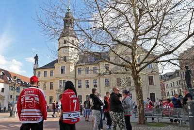 Rund 150 Fans waren rund drei Stunden auf dem Markt.