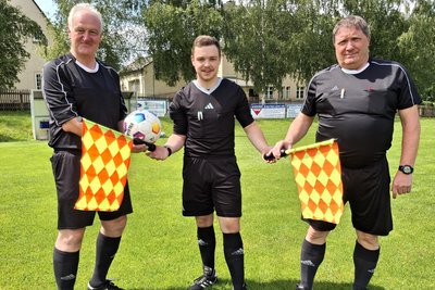 Torsten Rölig (l.) gab seine Utensilien symbolisch an den 16-jährigen Leon Martin aus Brand-Erbisdorf (M.) weiter. Torsten Wundram (r.) aus Flöha ist ebenfalls langjähriger Referee.