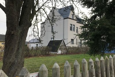Die private Vermietung des Bürgerhauses Schönbrunn soll künftig 100 statt bisher 35 Euro kosten. Dagegen gibt es im Ort Widerstand und eine Unterschriftenaktion.