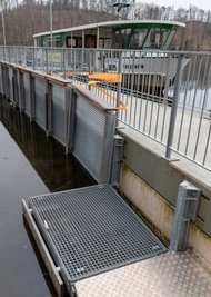 Am neuen Bootsanleger ist auch ein Sportbootanleger entstanden, hier noch hochgeklappt. 