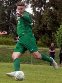 Der Mühltroffer Richard Grünler beim Torschuss. Auch ihm gelang kein Treffer gegen den SV Auerhammer