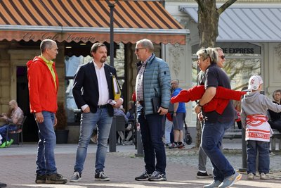 Eispiraten-Geschäftsführer Jörg Buschmann (Mitte) auf dem Weg ins Rathaus.