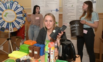 Anna Neumann aus Zschorlau (17), Emely Weigel aus Beierfeld (18) und Anika Thiemer aus Beierfeld (17) haben anderen Schülern das Thema Mülltrennung näher gebracht. 