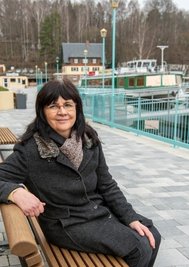 Die Chefin des Zweckverbands Kriebsteintalsperre, Sylvia Reiß, freut sich über die neue Hafenpromenade.