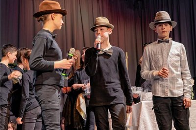 92 junge Darsteller haben am Samstag in Thum das neue Musical "Hello Helene, let's go Lambarene" aufgeführt. 