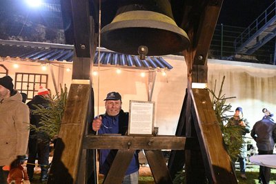 Traditionell wird in Morgenröthe am Hochofen die Adventszeit eingeläutet. Im Bild: Volker Stehl, der Glöckner von Muldenhammer.