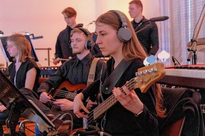 Wie das Ensemble auf der Bühne ist auch die Band nehezu komplett mit Kindern und Jugendlichen besetzt. 