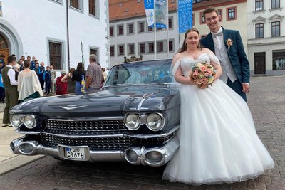 Glückliches Brautpaar: Venice und Alexander Jurk aus Freiberg vor dem 59er Cadillac.