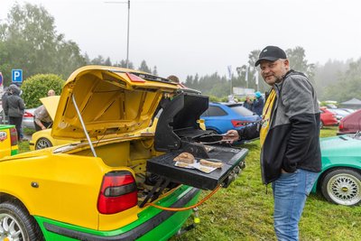 Er brachte anderthalb Skoda mit: Roman Volek aus Tschechien hat ein halbes Auto zum Grill-Anhänger umgebaut.