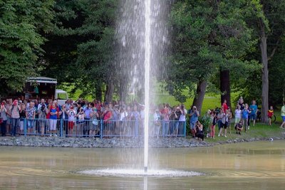 Viele Schaulustige waren am Montagabend im Stadtpark dabei, als die neue Fontäne gestartet wurde.