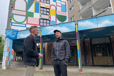 Florian Hegewald vom Geschäftsbereich Wirtschaft und Marcus Bauerfeind von der Initiative „Kreativachse“ vor der ehemaligen Kneipe „Die Glocke“. Die Räume sollen zur Kulturhauptstadt genutzt werden.