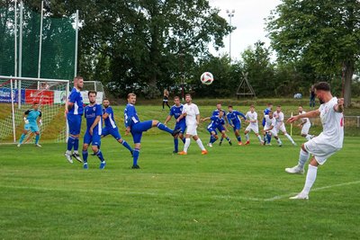 Gefährliche Torszenen entstanden meist nur durch Standards. Diese Freistoß-Hereingabe des Ebersbrunner Kapitäns Franz Gerisch reichte jedoch auch nicht für ein Tor im Spiel gegen Crossen.