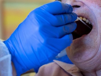 Eine Altenpflegerin führt in einem Seniorenheim einen Antigen-Corona-Schnelltest durch.