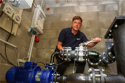 Im Pumpenhaus am Stadtparkteich wird der Druck und damit die Höhe der Fontäne erzeugt und eingestellt. Das Foto zeigt Mario Bahmann, Teamleiter Service & Wartung der Firma WTA Vogtland. 