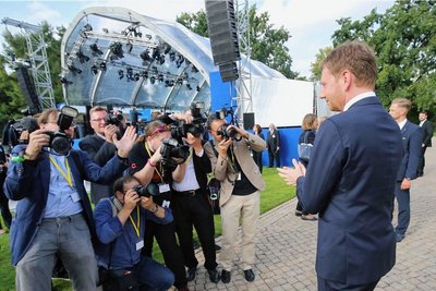 Sachsens Ministerpräsident umringt von Fotografen: Öffentliche Auftritte Michael Kretschmers werden oft im Auftrag der Staatskanzlei auch noch einmal extra dokumentiert. 
