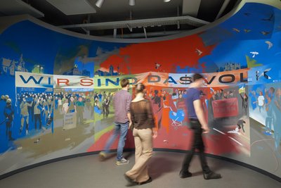 Für welch unterschiedliche Ziele der Satz "Wir sind das Volk" von 1989 bis heute gerufen wurde, ist ein neues Thema der Dauerausstellung zur deutsch-deutschen Geschichte im Zeitgeschichtlichen Forum Leipzig. Das neue Wandgemälde dazu stammt von dem Künstler Jan Steins.