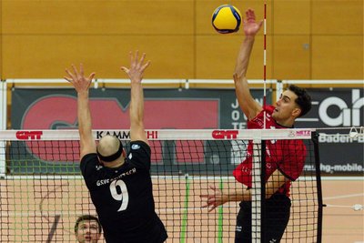 Mit einer Körpergröße von 1,93 m leistet der Zuspieler Til Babatz (Nr. 9) seinem Team auch im Block gute Dienste.