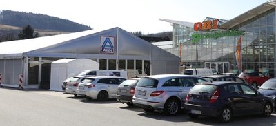 Das große Verkaufszelt von Aldi wurde auf dem Parkplatz des Handels- und Gewerbestandortes am Roten Mühlenweg neben dem Eingang zu Obi aufgestellt und öffnet am Samstag erstmals für die Kundschaft. 