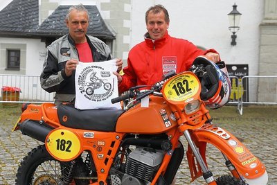 Peter Lenselink aus den Niederlanden (r.), ehemaliger Juniorenweltmeister, erhält von Bernd Richter einen Beutel mit kleinen Erinnerungen an das Event.