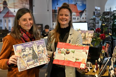 Die Gestalterin des Aquarell-Motivs, Ingunn Abraham (links) und Babett Erler von der Touristinformation.