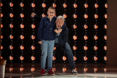 Kurt Jentsch hat Sebastian Pufpaff im Schwitzkasten.