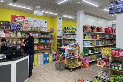 Mit dem Beginn des neuen Jahres hat in Aues Innenstadt ein neuer Mini-Supermarkt eröffnet. Dort werden arabische Produkte angeboten.