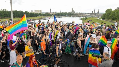 CSD Dresden trotzt Regen und Streit um Versammlungsstatus.
