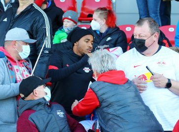Auch Christopher Nkunku schrieb beim Fantag fleißig Autogramme. 