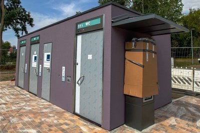 Auch der Sanitärtrakt steht, Wasser- und Abwasseranschlüsse müssen aber noch montiert werden.