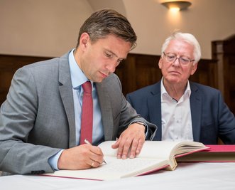 Martin Dulig trug sich bei seinem Besuch in Penig in das Goldene Buch der Stadt ein.