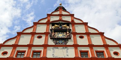 Sonnenuhr am Rathaus: Plauen hat im Test die zweitbeste Einwohnerentwicklung. 