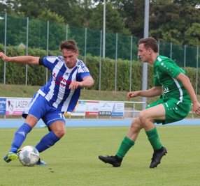 Der Mittweida Flügelspieler Christian Schmidt (l.) gab die Vorlage zum Führungstreffer von Nils König. 