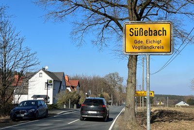 Nach 17 Jahren wurde das Süßebacher Ortseingangsschild aus Richtung Eichigt wieder an die alte Stelle vor dem Abzweig nach Ebersbach versetzt.