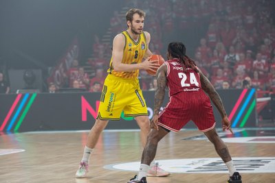 Auch defensiv richtig stark: Cobe Williams (hier gegen Malte Delow) holte in Spiel drei der Playoff-Halbfinalserie gegen Alba Berlin sechs Steals.