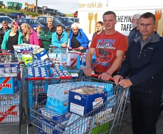 Bauern haben bei einem Discounter Wagen voller Milchprodukte gekauft. Die Waren spendeten sie der Chemnitzer Tafel.
