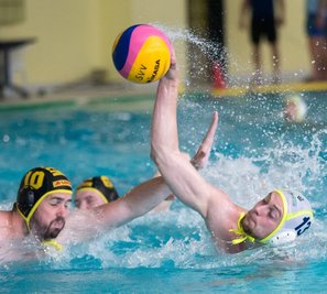 Johannes Schilling (am Ball) hat den ersten Schritt mit seinem SVV Plauen in der 2. Wasserball-Liga gemacht. Nach dem 9:3-Sieg gegen Laatzen ist der SVV bereits für das Aufstiegsturnier qualifiziert. Allerdings verletzte sich Schilling im dritten Viertel und wird mit einem Nasenbeinbruch für den Rest der Saison fehlen. Ob der Abwehrspieler bis zum Aufstiegsturnier wieder Fit wird, ist fraglich.