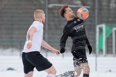 Die Freiberger Landesklasse-Fußballer spielen momentan mit breiter Brust. Hier demonstriert vom Schützen zum 2:0, Lukas Erler (r.), der sich im Schnee-Duell gegen den Freitaler Kevin Albert (l.) durchsetzt.