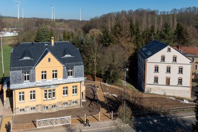 Zum Ensemble gehören das neue Museum zu Karl Schmidt-Rottluff (links) und die sanierte Mühle an der Limbacher Straße in Chemnitz.