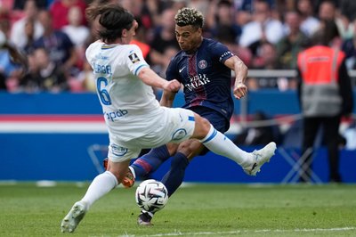 Désiré Doué (r) musste mit PSG mit einem 2:2 gegen Lorient zufrieden sein.