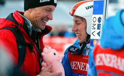 Vater Gernot schenkte Thomas nach dem Sieg in Garmisch ein Plüschglücksschweinchen. Nun soll ein richtiges Schwein her. 